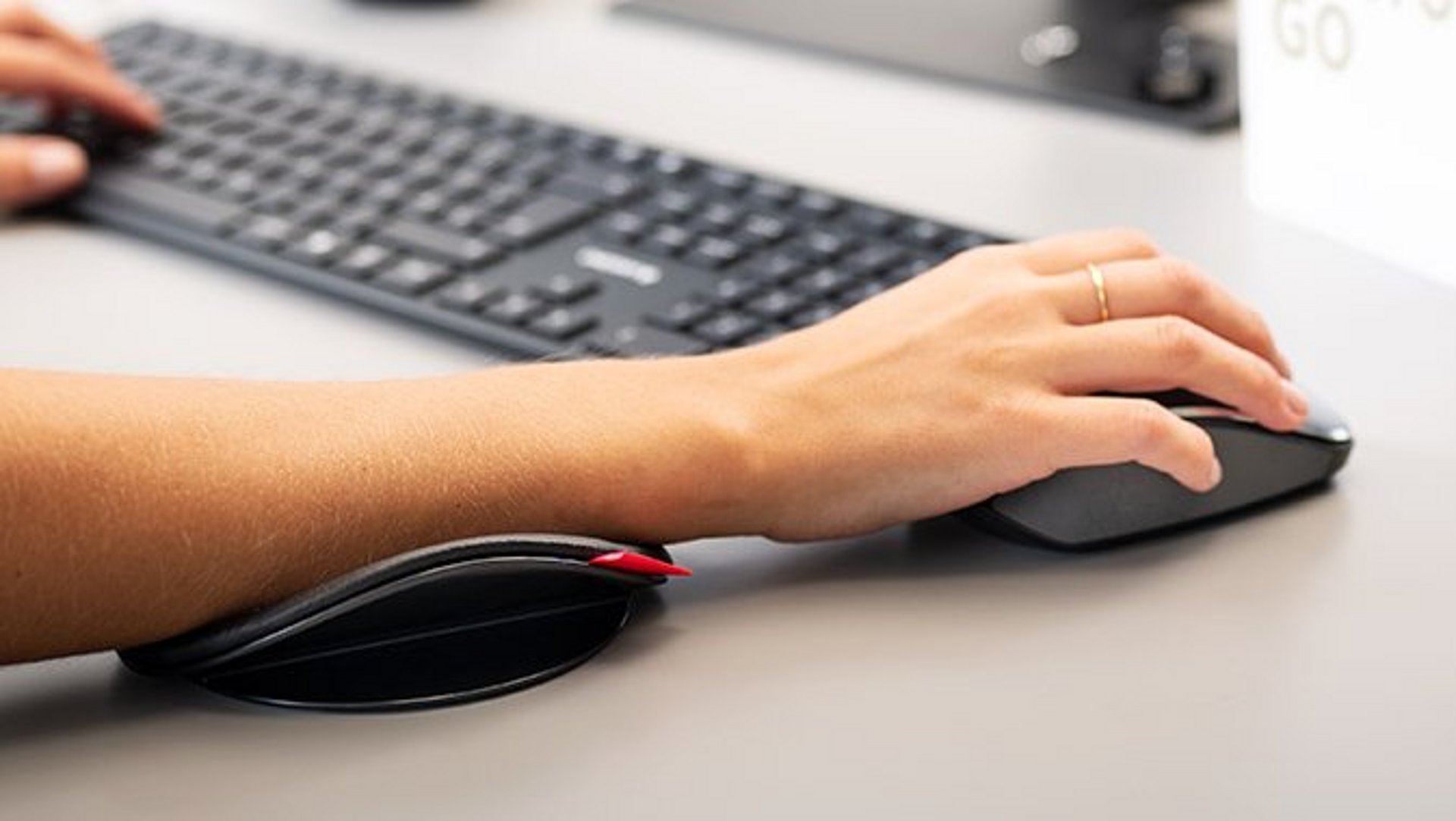 CHERRY SLIDEPAD エルゴ エルゴスライド式アームレストで作業時の人間工学を向上 快適な姿勢で自由な動きを同時に実現 CHERRY SLIDEPAD ERGO｜人間工学に基づいたグライディングアーム