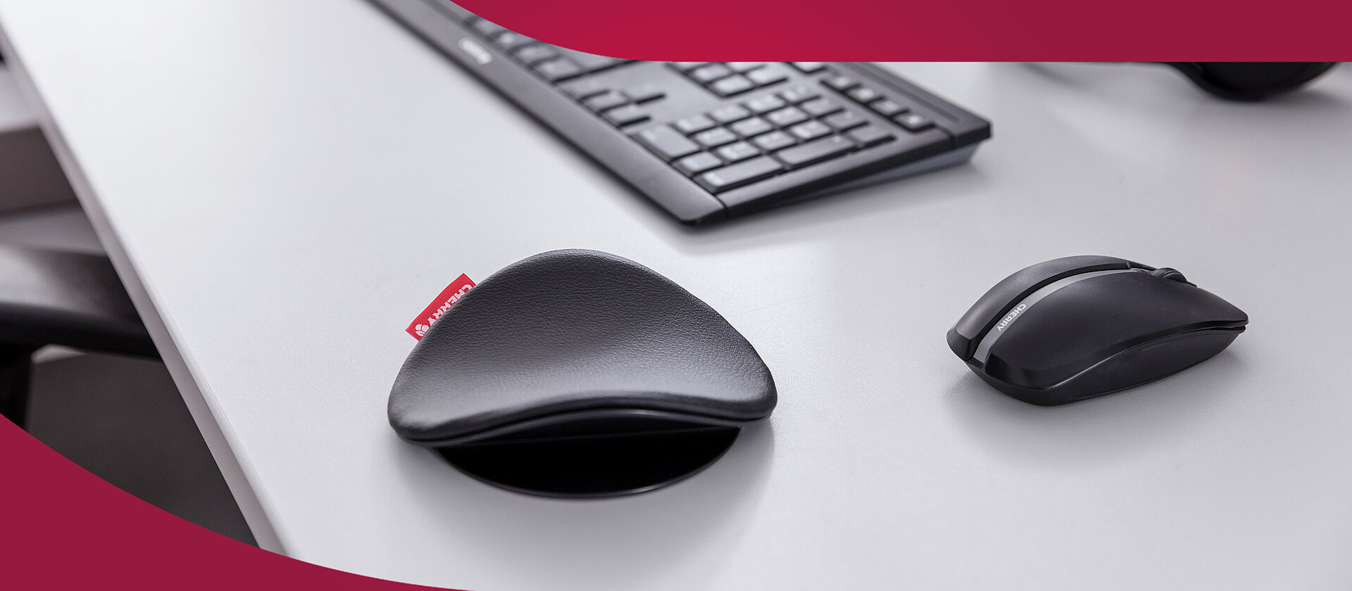 CHERRY SLIDEPAD エルゴ エルゴスライド式アームレストで作業時の人間工学を向上 快適な姿勢で自由な動きを同時に実現 CHERRY SLIDEPAD ERGO｜人間工学に基づいたグライディングアーム